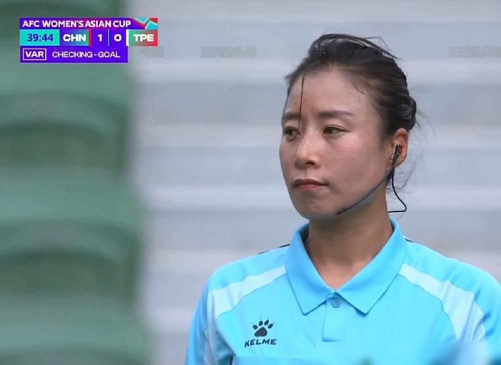 裁判掏牌那秒，王霜冲过去摊着手，全场嘘声里，我看见她眼眶红了。她知道，打澳洲，没