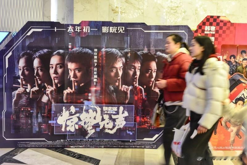 张艺谋这部《惊蛰无声》看完头皮发麻，确实配得上这个评价。这是他第一次拍当代国