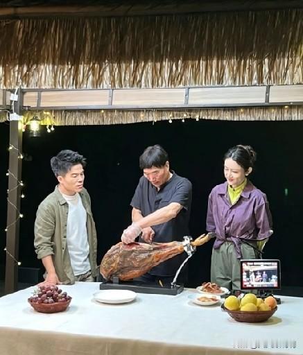 董宇辉在《寻味山海》里竟然“哑火”了。印象里，他那张嘴像开了挂，讲大米能讲出诗意