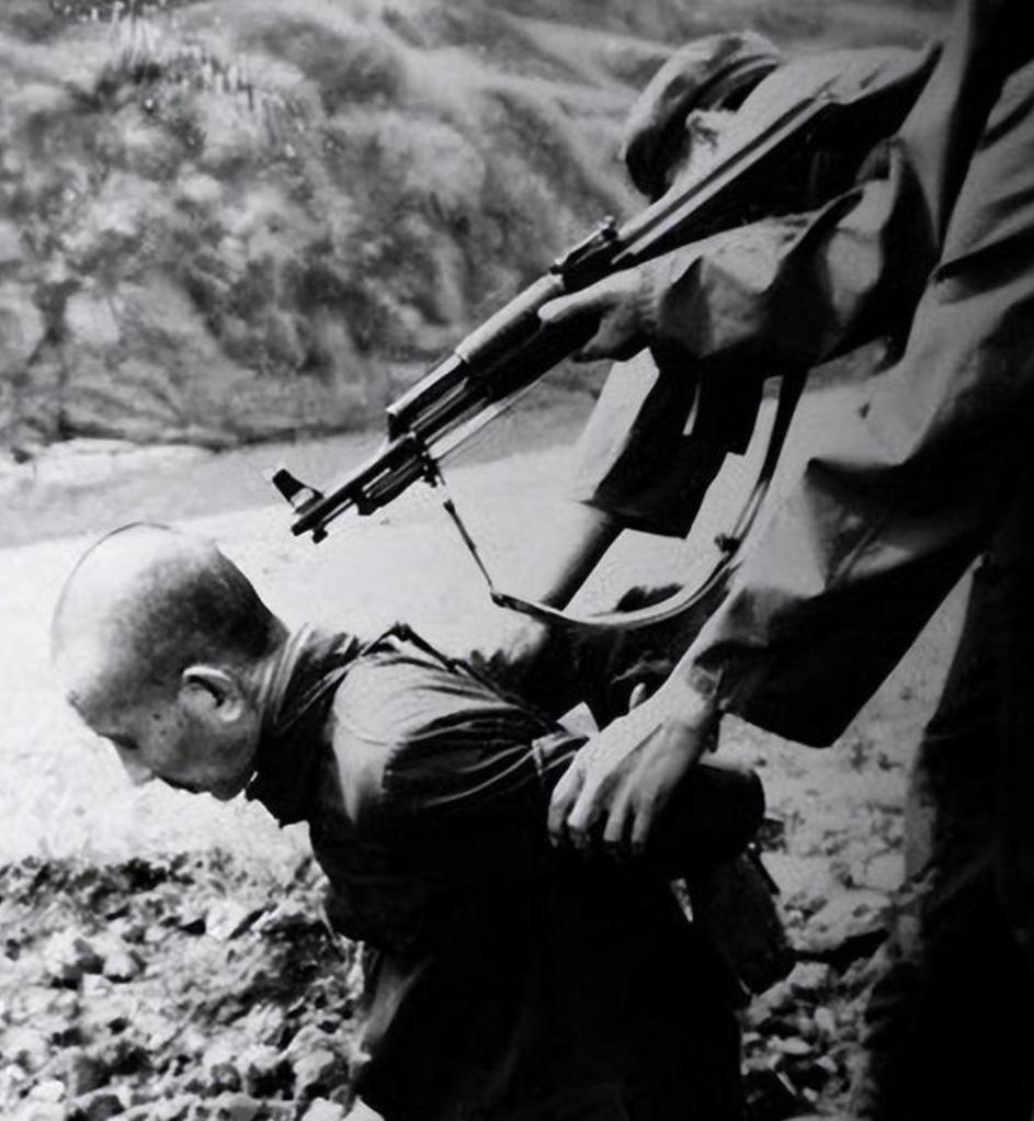 1950年一个公安便衣在买烟时，发现烟铺的老板坐姿端正，看报纸时，双手还举到胸口