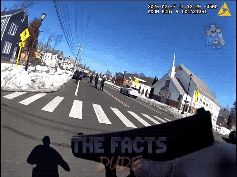 一条街，一把刀，两个截然不同的处置剧本。前三名警察到场，面对着那个情绪失控、手