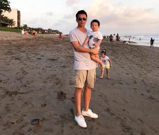 孩子一直是跟着从小带大玥儿的河南保姆在湾湾生活，那个保姆是当年玥儿出生的时候汪在