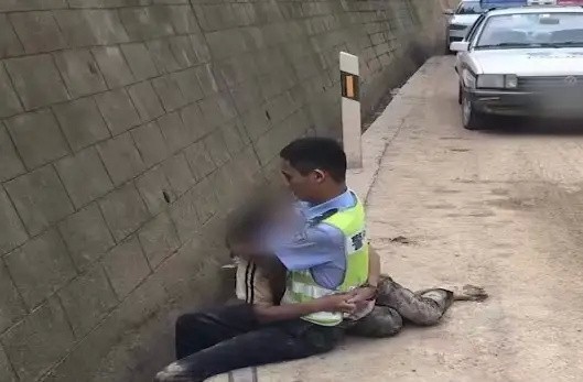 【又暖又帅！23岁交警泥浆中救出女子后轻拥安抚，网友：安全感爆棚】近日，陕西安康