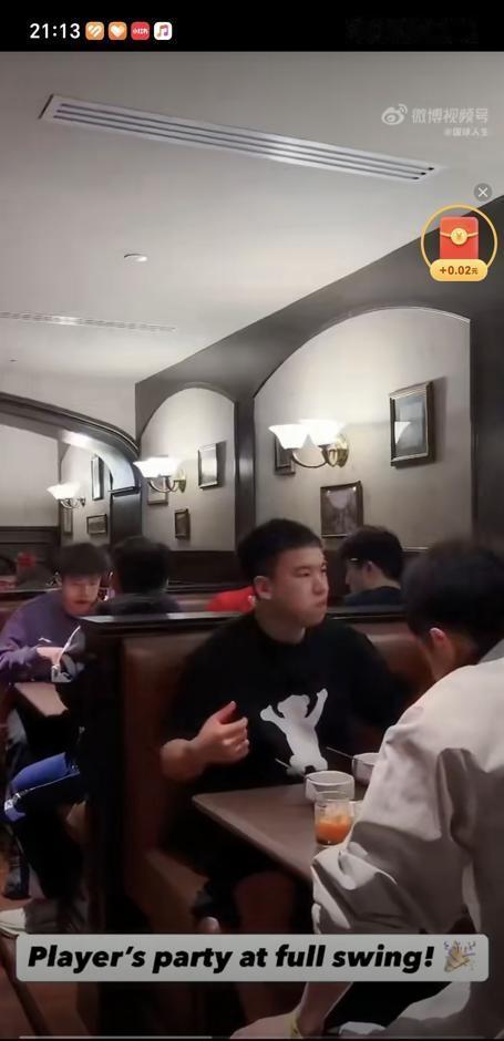 别再瞎猜王楚钦和孙颖莎了，新加坡晚宴这一幕，把事都说明白了。王楚钦跟着男队先