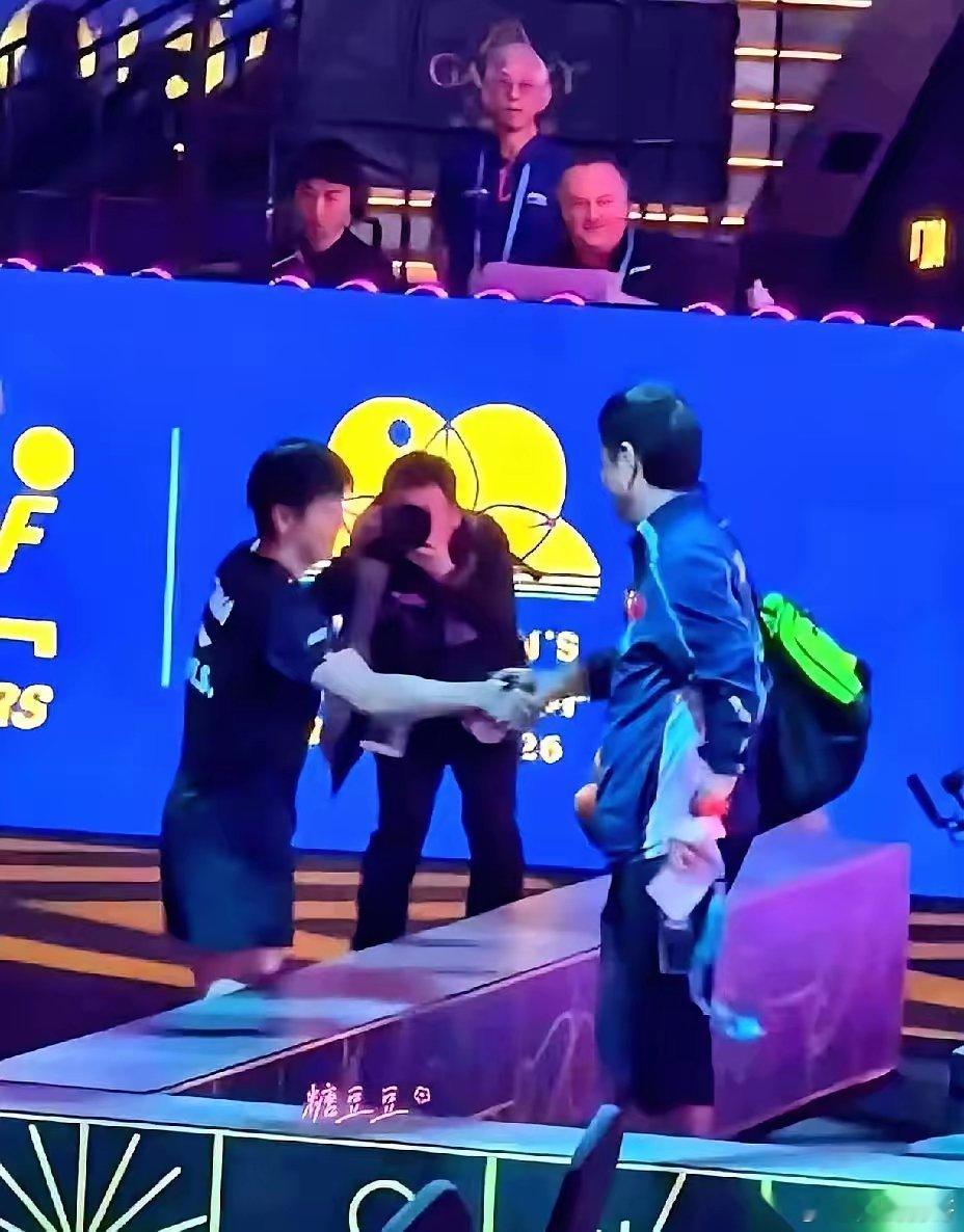 澳门世界杯决赛，莎莎刚把金牌收入囊中，记者话筒还没撤，她眼神就扫向了观众席。那里