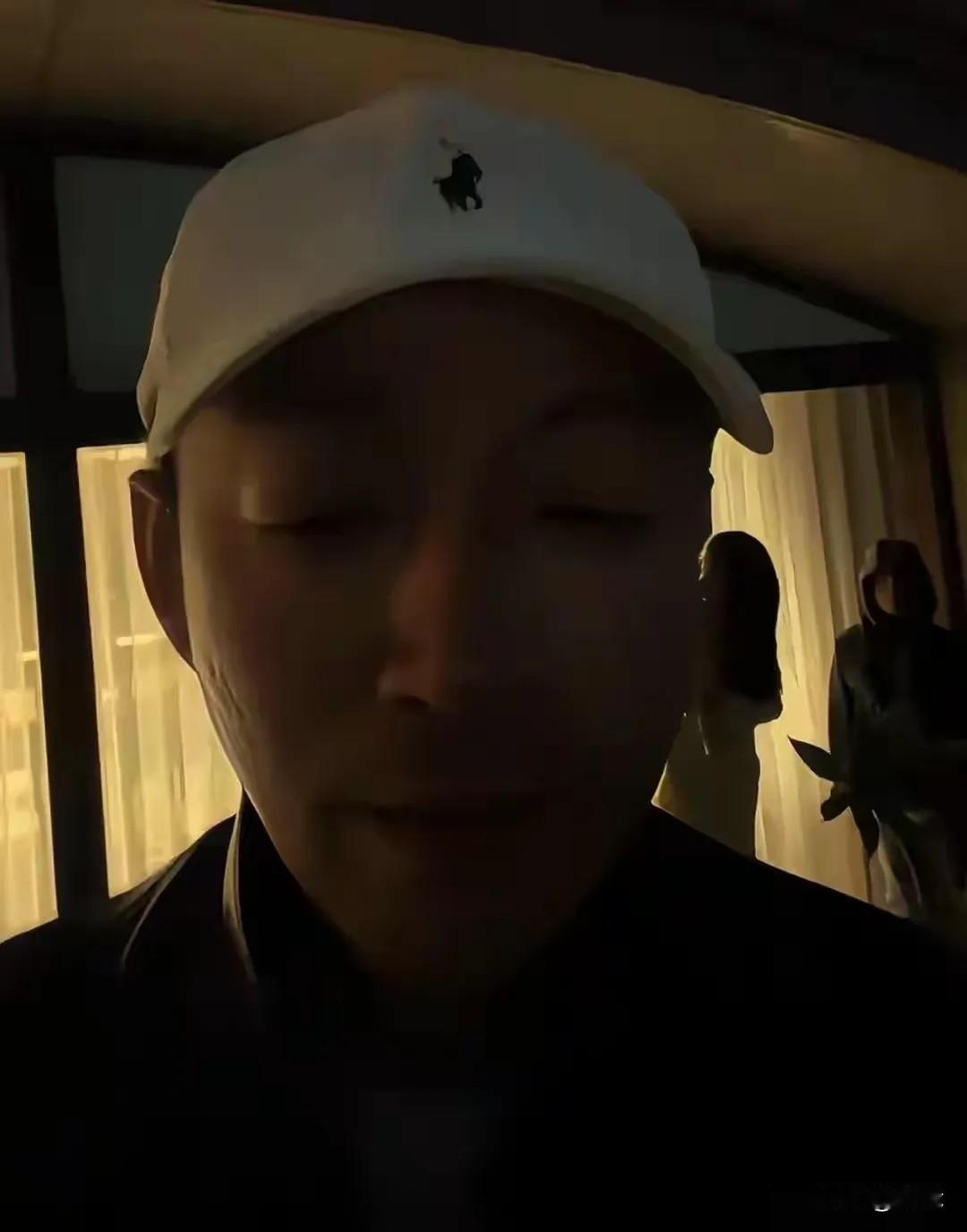 汪小菲含泪跨年！今年跨年夜，汪小菲和马筱梅在台北陪两个孩子跨年，他还拍视频带大