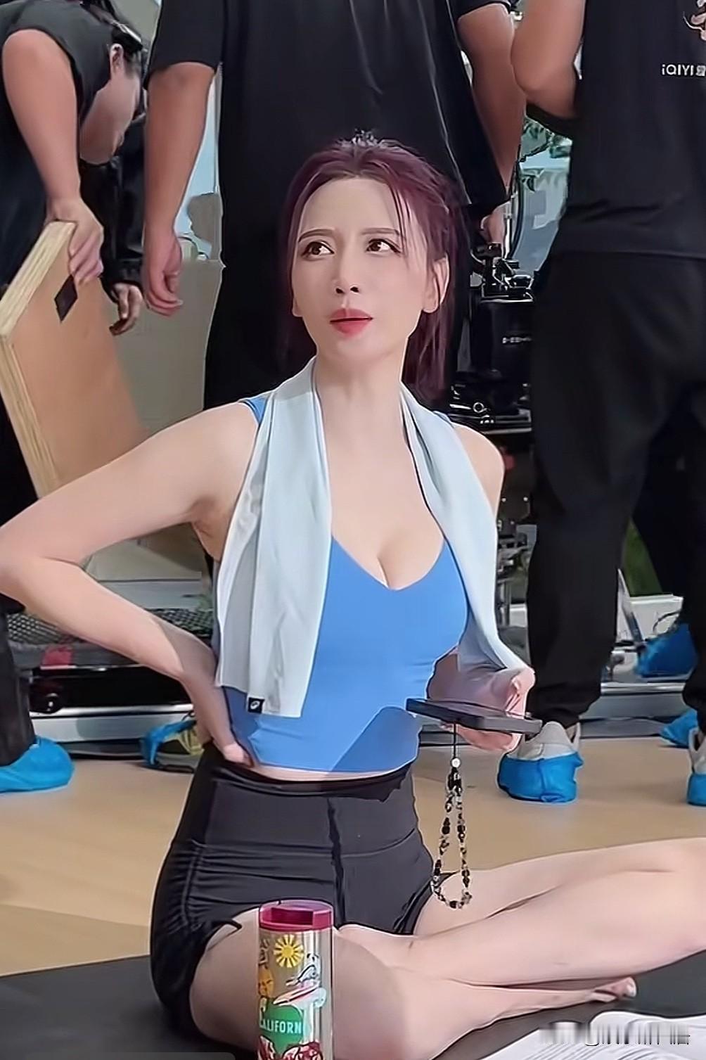 秦岚对不起我还是喜欢张萌这款以前好想成为秦岚那种又瘦又飒的身材但当我看到张萌