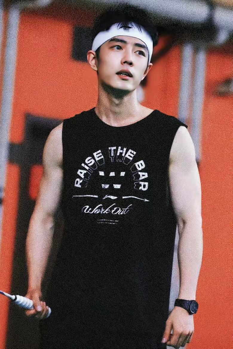 肖战这次出组，像是特意绕开了所有人的预料。他提前两天抵达澳门，为品牌活动做准