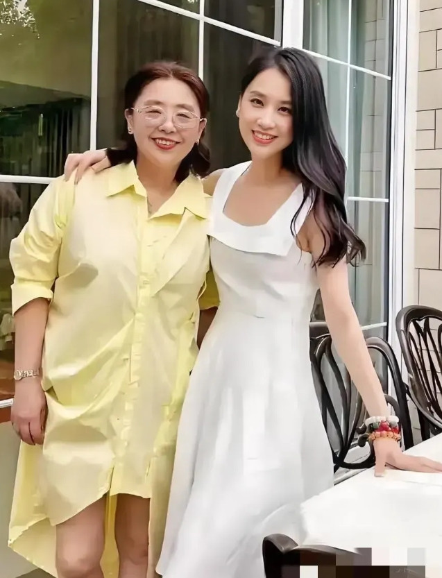 我怀疑过黄圣依是为了流量，也怀疑过黄圣依是为了翻红，万万没想到，黄圣依一