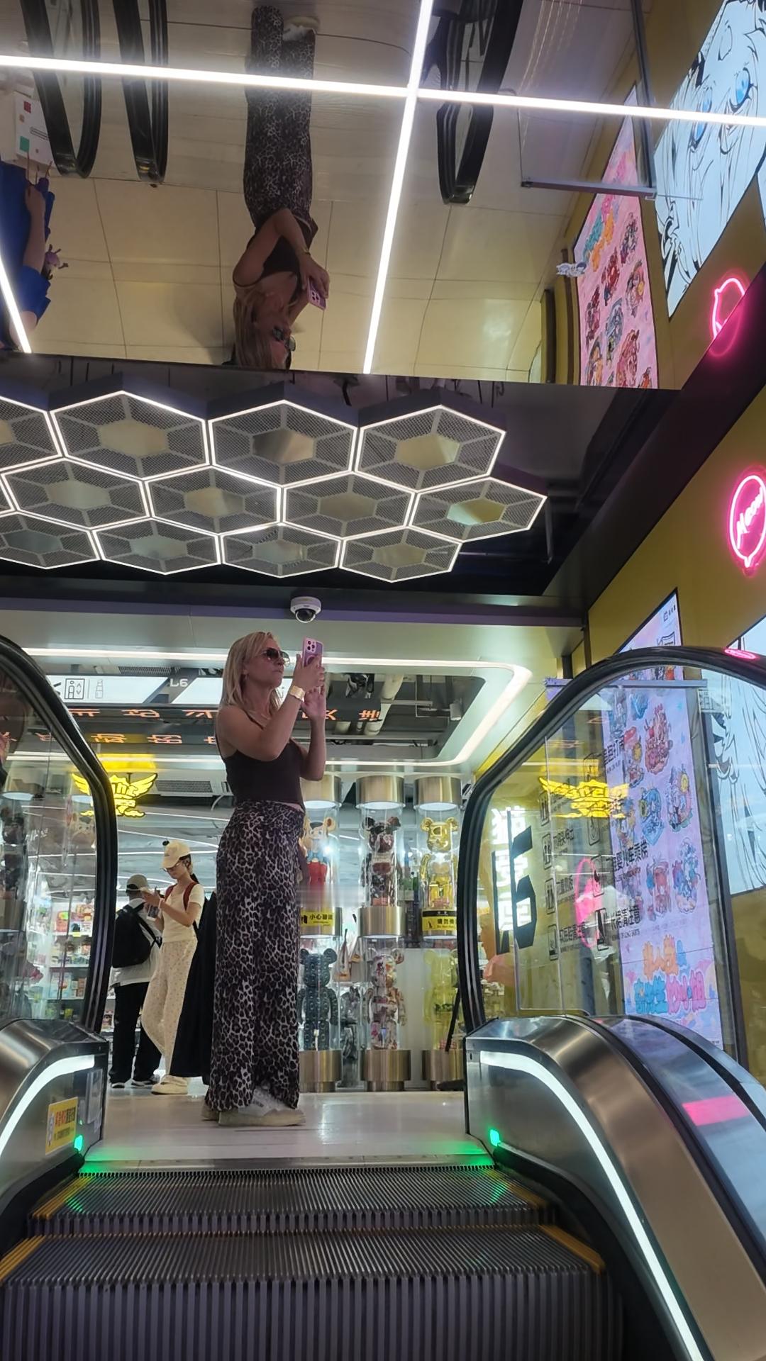 美国夫妇大赞中国漫展完胜美国中国的漫展完胜，我觉得无可厚非吧。这次漫展的内容丰富