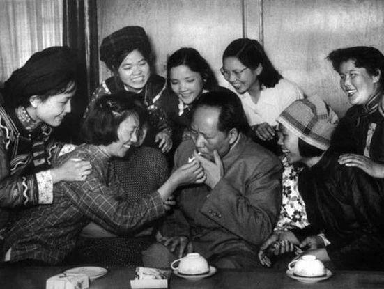 这是值得缅怀的一张合影，毛主席和徐建春等人的真实样貌，都看看吧，照片拍摄于195