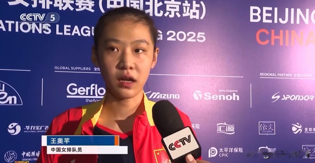 央妈也是又看到了我们中国女排的一位新星副攻！昨晚上比赛刚结束就在采访区等，一直等