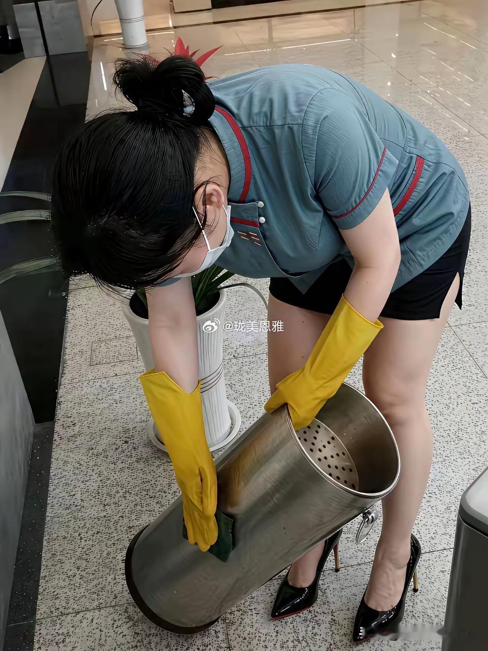 想不通！保洁这么卷到底是为了什么呢？就算打扮得更漂亮，也不会给她加工资的对吧​