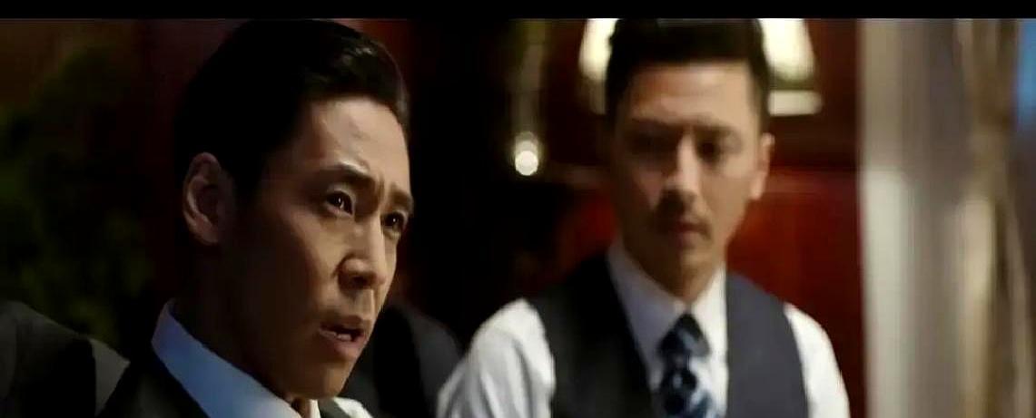 机枪已架好，再迈一步全村死码头亮着灯，日军喊壮丁去接船。叶德公一眼看穿，那