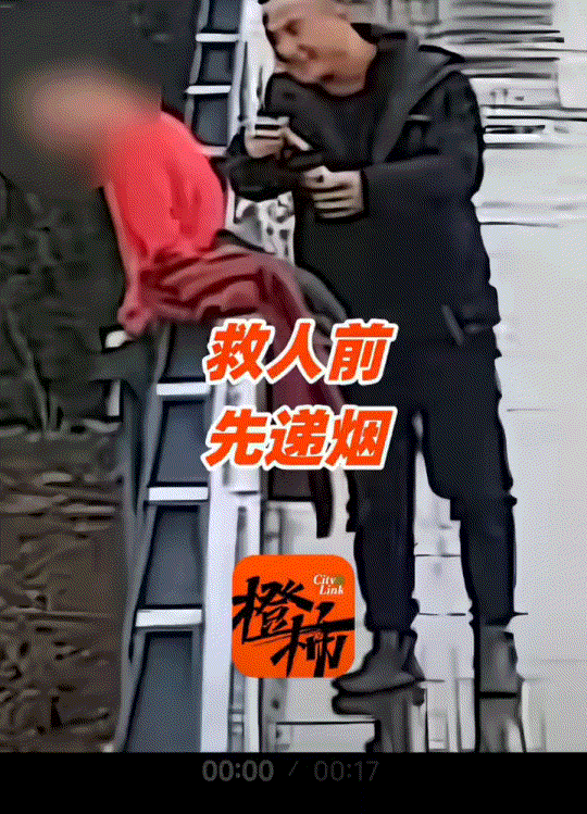 妥妥的见义智为！浙江嘉兴，一小伙在桥上翻越围栏欲轻生，一货车司机驾车经过时发现