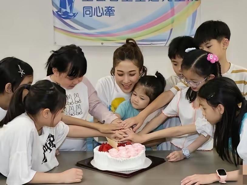 钟嘉欣携小女儿在香港参与公益活动，母女同框画面温馨有爱！小宝贝继承了妈妈的甜美长