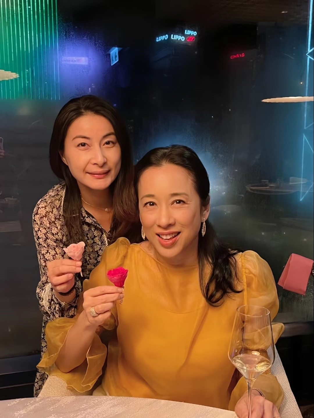 看到郭晶晶和婆婆朱玲玲同框才发现她俩都是高鼻梁腰果眼，天生的富贵相！豪门婆媳和