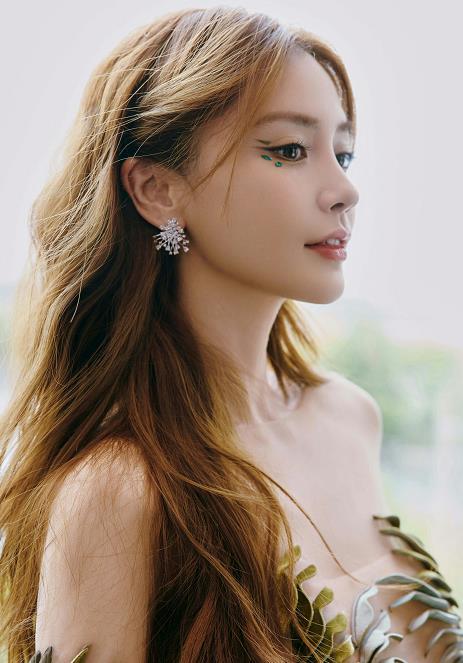 某副主任Angelababy带着儿子小海绵和前婆婆（黄晓明妈妈）聚餐，姐姐真是格