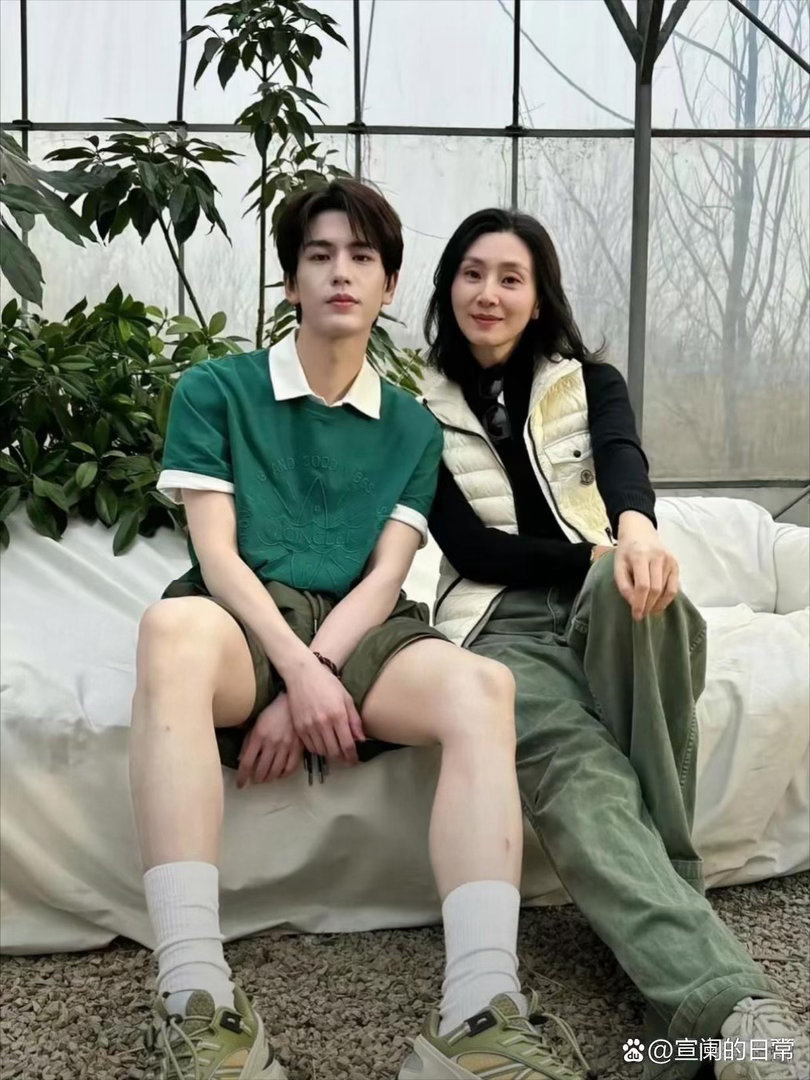 张凌赫的妈妈又年轻又漂亮。​​​
