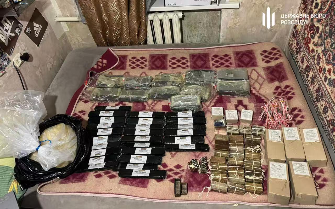 乌军指挥官还没上前线，就把500多架无人机，还都是装着炸弹的无人机，2挺重机枪都