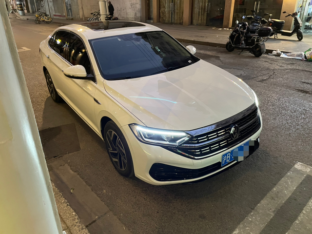 速腾弯道操控昨天开高速下匝道那种弯度很大的像回头弯那种，我试了下弯中速度60-