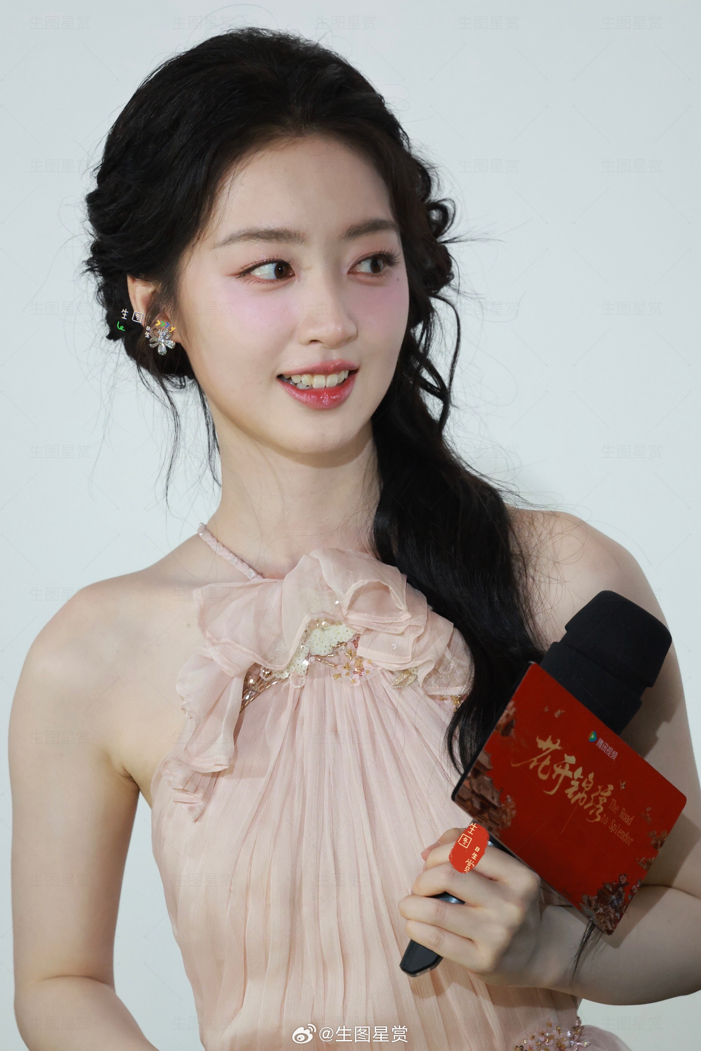 粉系少女邓恩熙，明媚了一夏🌸花开锦绣追剧团生图掉落邓恩熙粉色露背裙邓恩熙傅庭