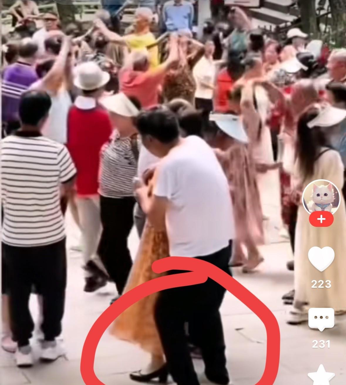他们这样哪里是跳舞，分明就是借着跳舞的名号出来耍流氓。老头抱着妇女，没有章法的