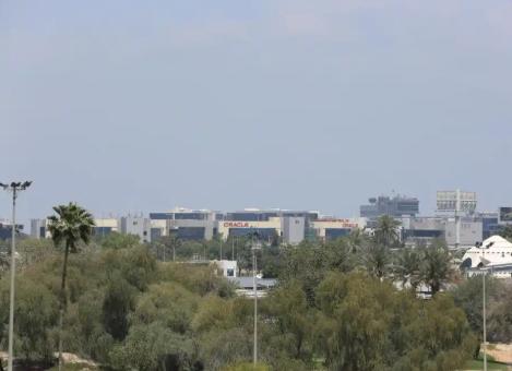 4月4号，迪拜互联网城那栋甲骨文公司的大楼，居然被从天而降的东西砸中了，好在老天