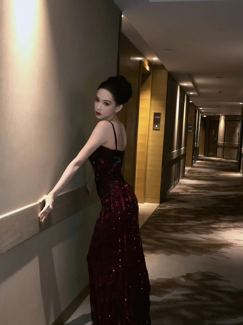 程潇爆闪酒红吊带裙谁能拒绝一身爆闪酒红吊带裙的程潇！亮片随着动作流转，流畅舒展的