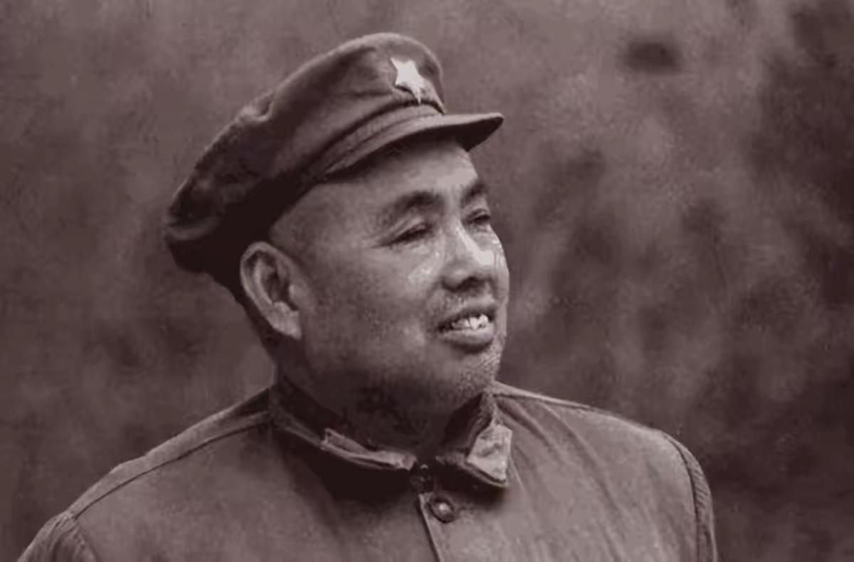 1971年冬天，许世友在南京长江大桥视察时，看到守桥士兵冒大雪露天站岗，当即提出