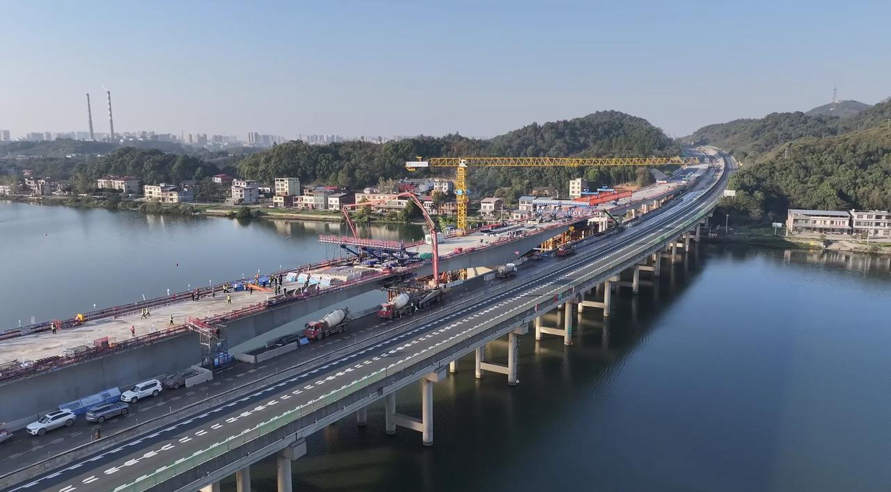 11月21日傍晚，随着最后一方混凝土顺利浇筑，G4京港澳高速耒宜改扩建项目的“咽