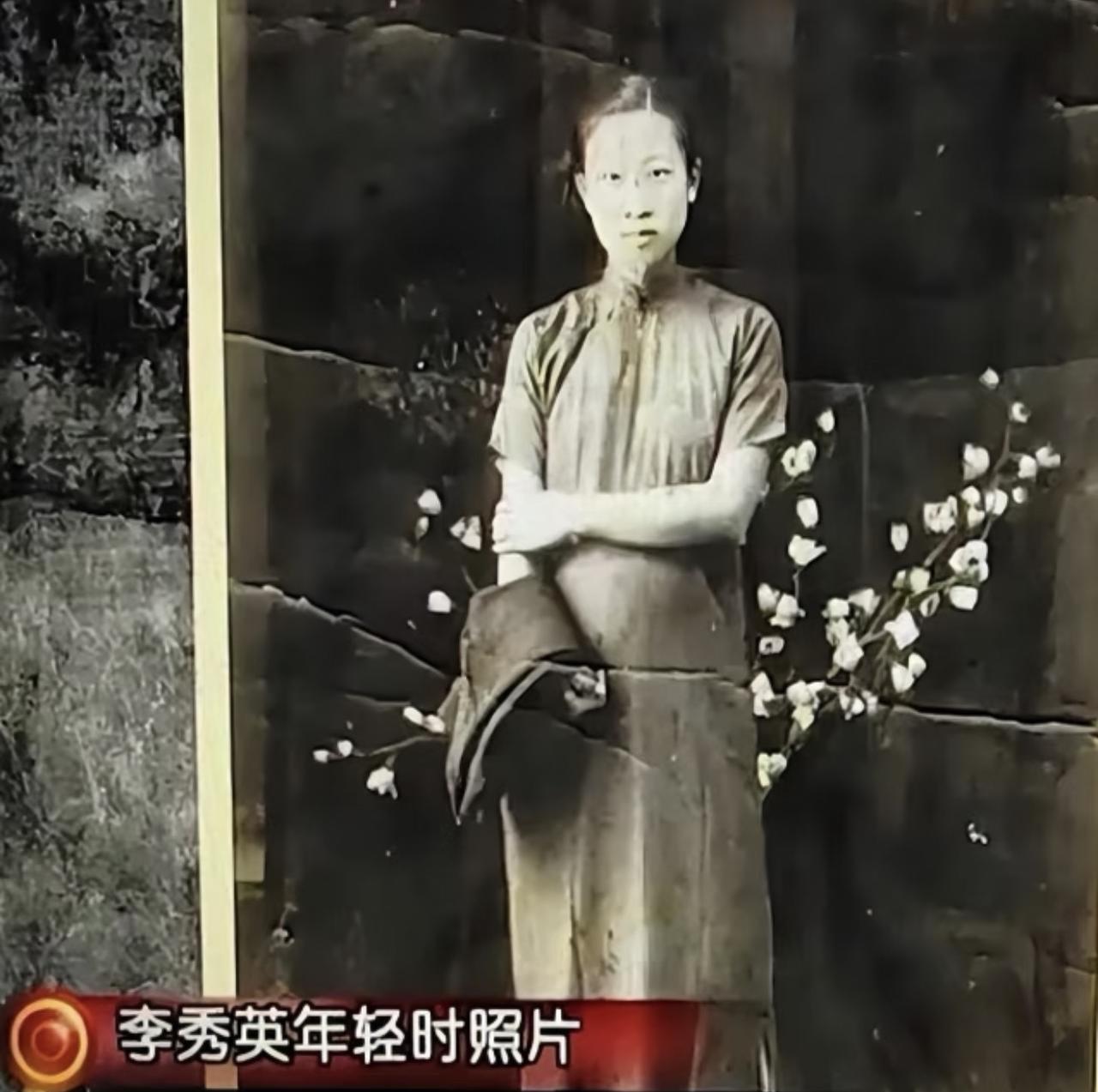 没想到这张穿短袖立领旗袍、眉眼温婉的民国少女，后来身上被刺了整整37刀。她是南京
