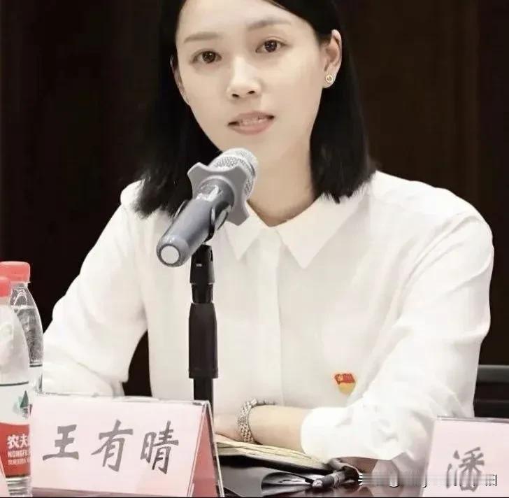 还是那句老话说的好啊！你可以质疑领导的能力，但绝不能怀疑领导的审美……她也只是