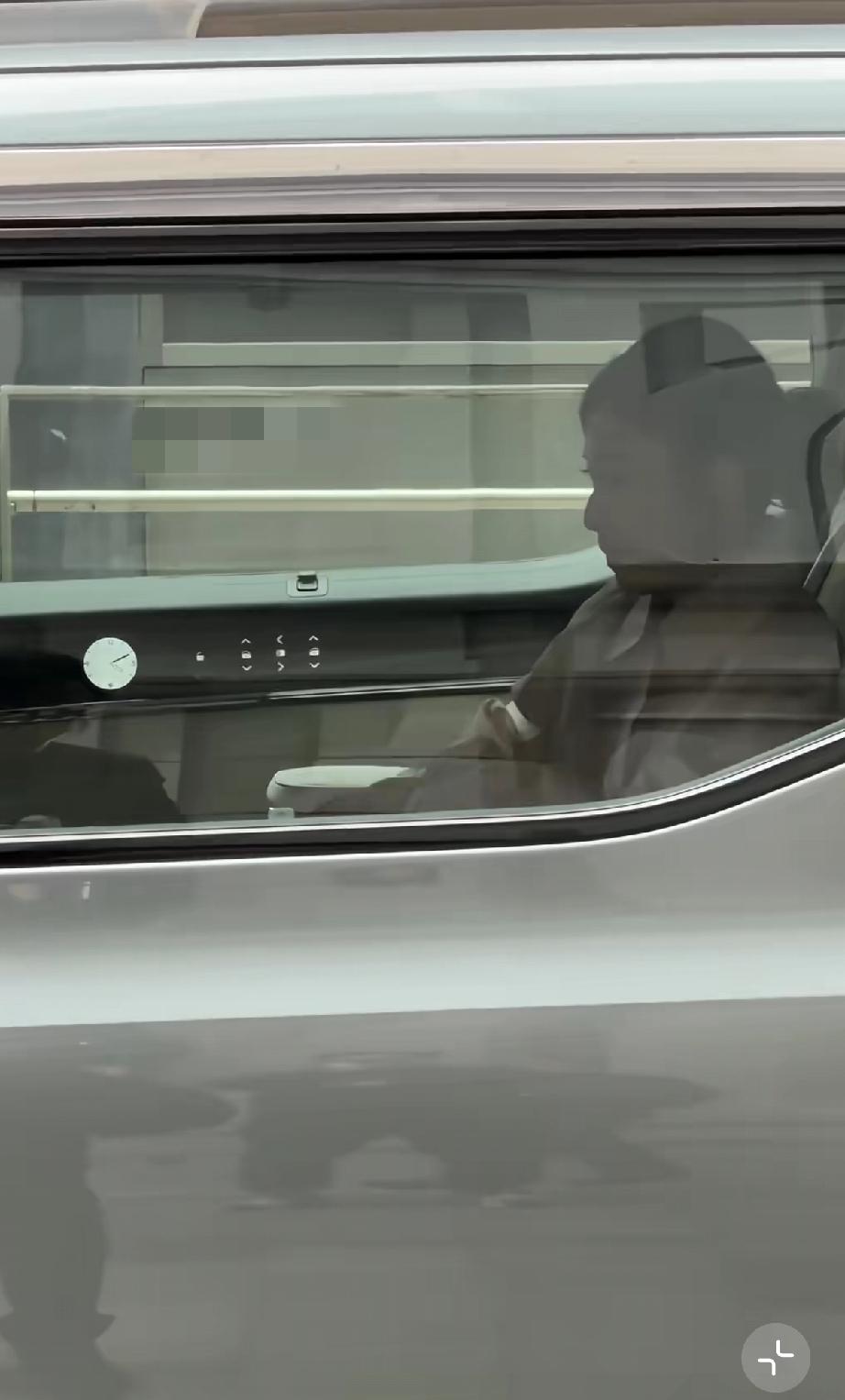 甘比真霸气，乘坐刘銮雄给她新买的极氪009顶配版100万以上，车牌是Ilove