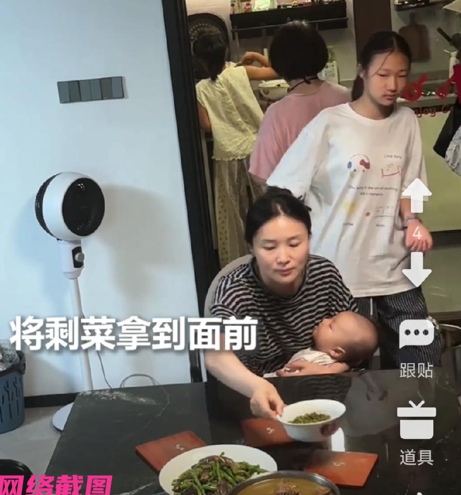 重庆有一家人准备吃晚饭，家里的女子抱着孩子坐下，刚把剩菜放到自己的面前，婆婆有心