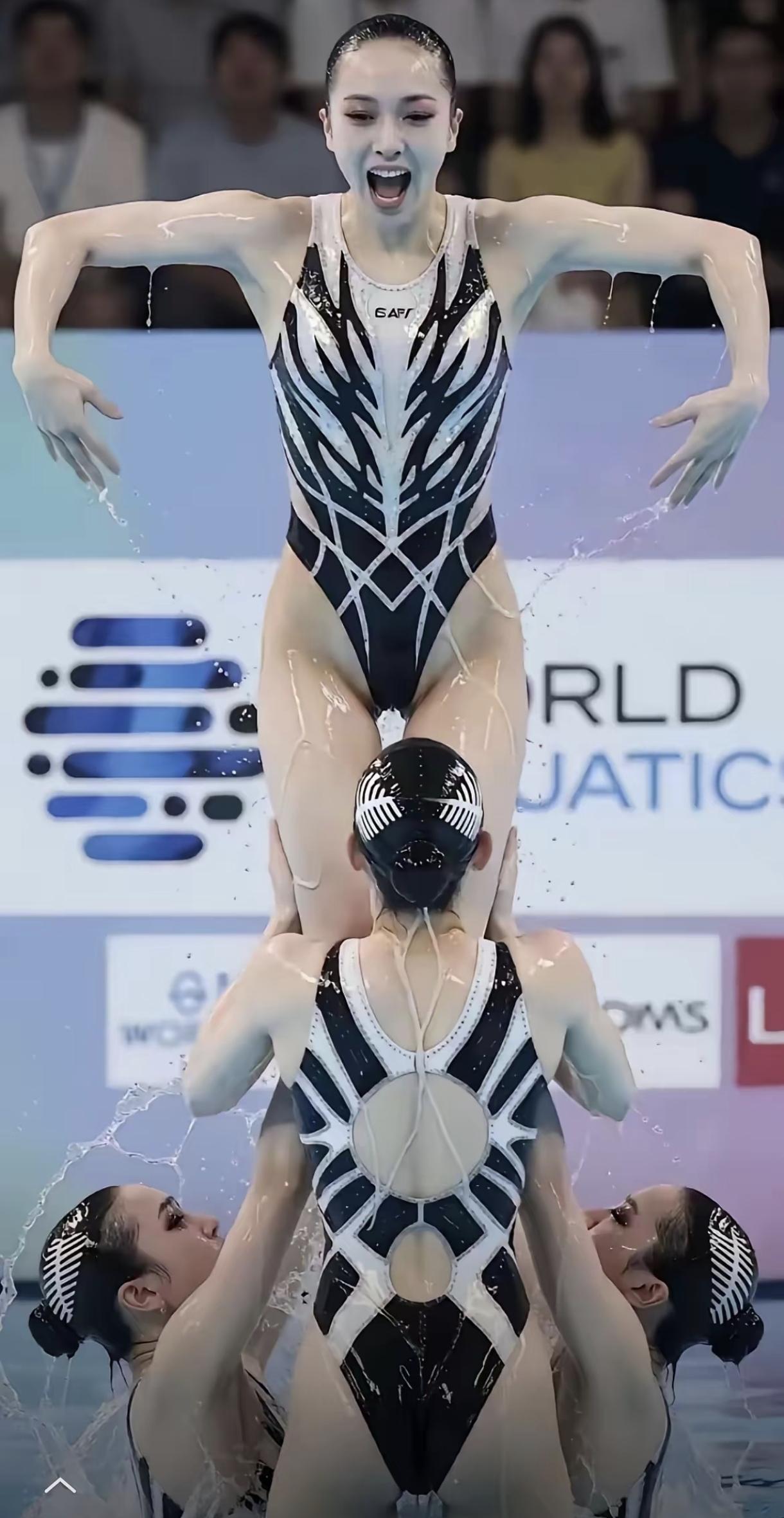 花样游泳很厉害！在水里还能这么发力把人举起来，感觉那个布条也不用那么窄吧，稍微宽