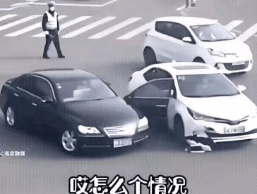 惊险一刻！女司机倒车失控，警察英勇救场避免悲剧
