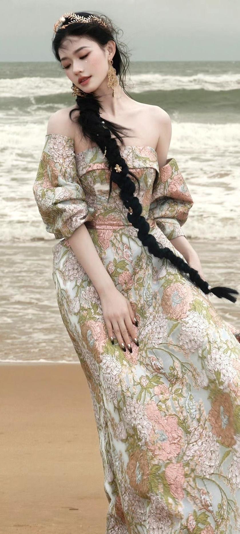 林允，海边梦幻少女，花裙飘飘，海风轻拂海边花海少女每日美图鉴赏林允明星时尚