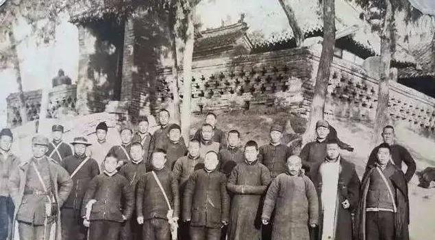 1939年夏，19岁的冉砚农＂跑反＂刚到一个村子，正端起饭碗的时候，村干部跑来说
