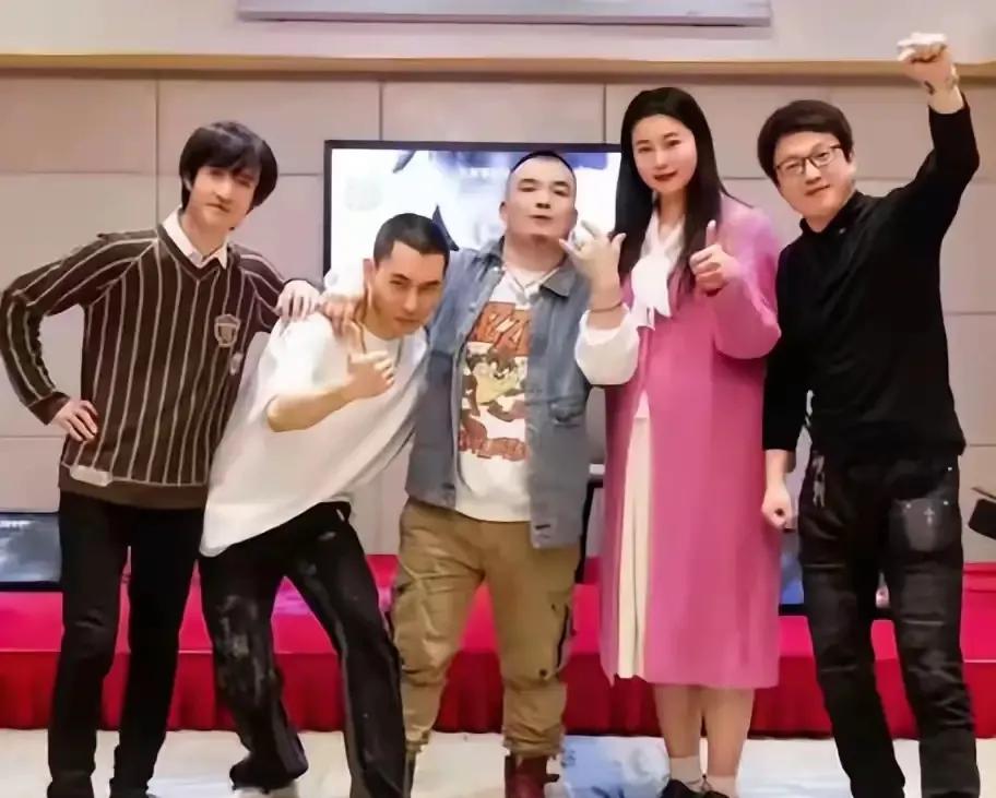 于娜是那种不在意男人外在的女明星，看她老公范德亮生前的照片，个子比于娜矮了不少，