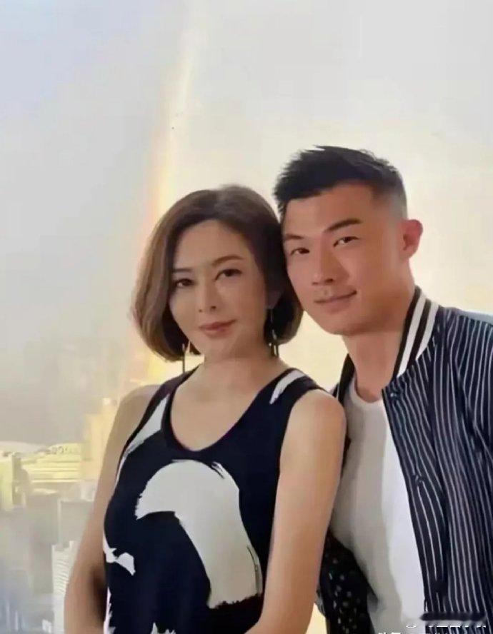 关之琳和她的模特儿小男友。看来关之琳对模特儿情有独钟啊！这小伙才27岁，关之琳6