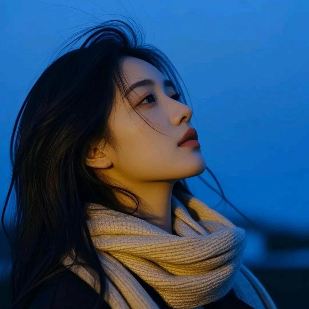 微风轻拂，少女沉思，蓝夜中的静谧之美。夜景气质少女温柔蓝裙少女沉思静谧氛围