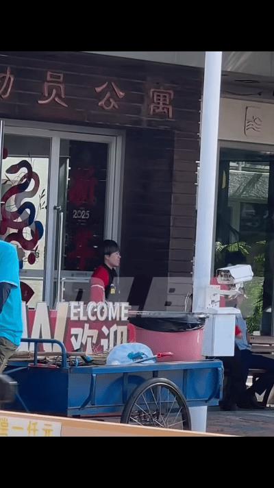 出发参加邮政活动国乒，蒯曼打头阵，大头一大早就吃上了雪糕，莎莎走得飞快，