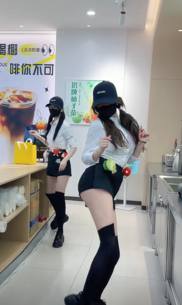 现在的奶茶店里的服务员是真好看