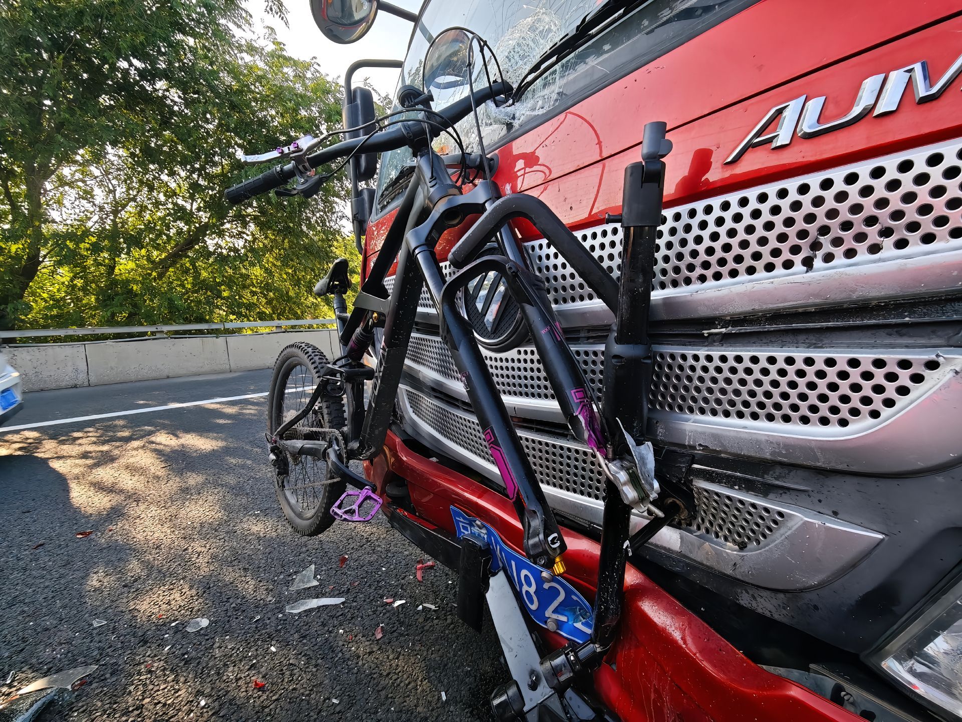 小货车：你的行车蛮漂亮的[裂开]​​​