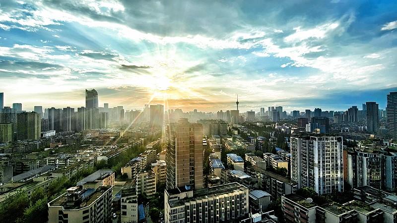 我对成都气候真是又爱又恨。成都是中国最湿润的省会城市，年平均相对湿度82%，空
