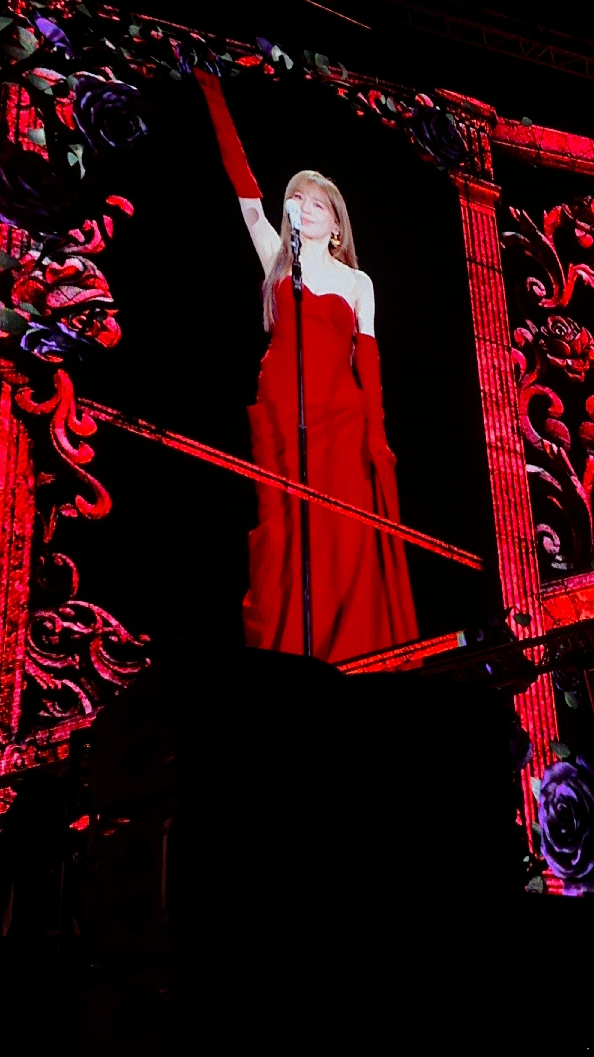 王心凌好红从舞台设计到服装造型，这一片红真是红到了心里去。王心凌的演绎让这份红