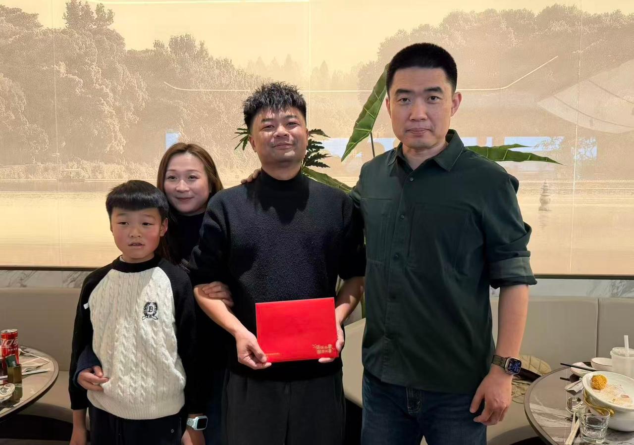 李想给海盐救人车主置换权益2月12日，理想汽车创始人李想到海盐县请救人车主吃