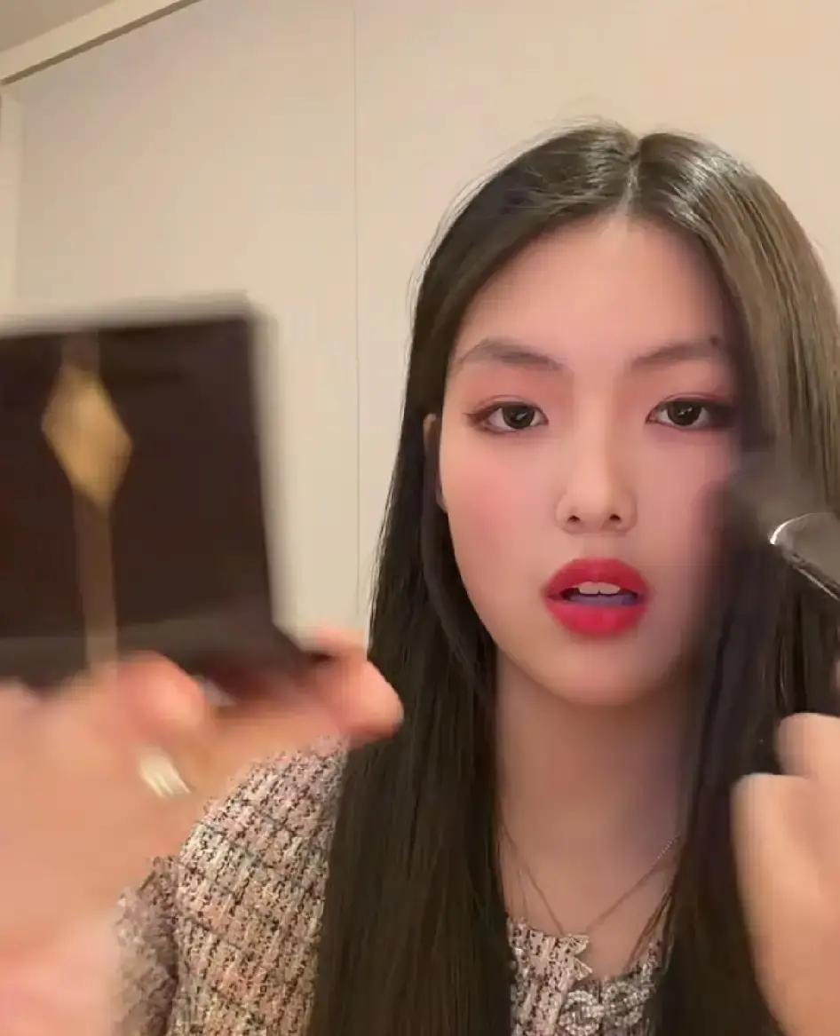 王诗龄随手录了个化妆视频，一句“Mayberichandpretty”配上
