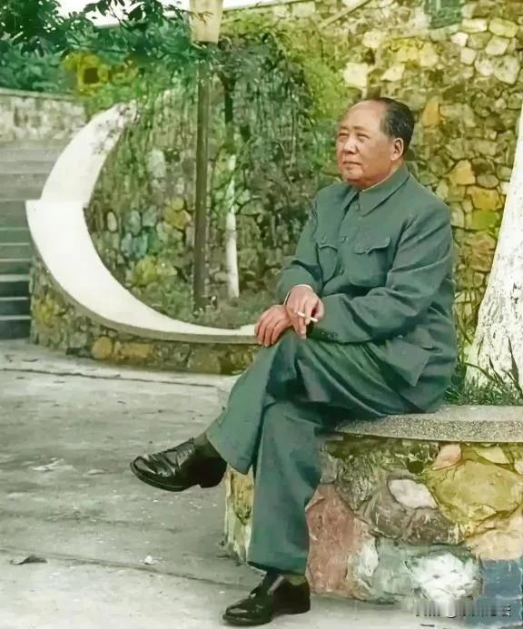 ​这件事上，毛主席比斯大林高明。抗战期间，当时斯大林认为如果中共力量强大了，蒋